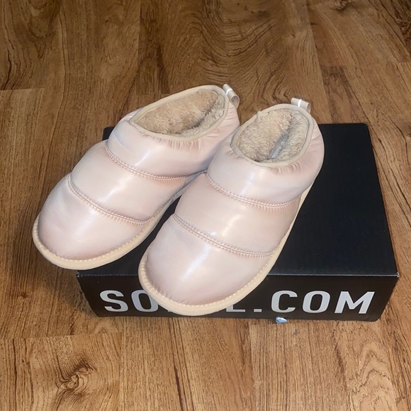 Women’s Shoes - Picture 1 of 3